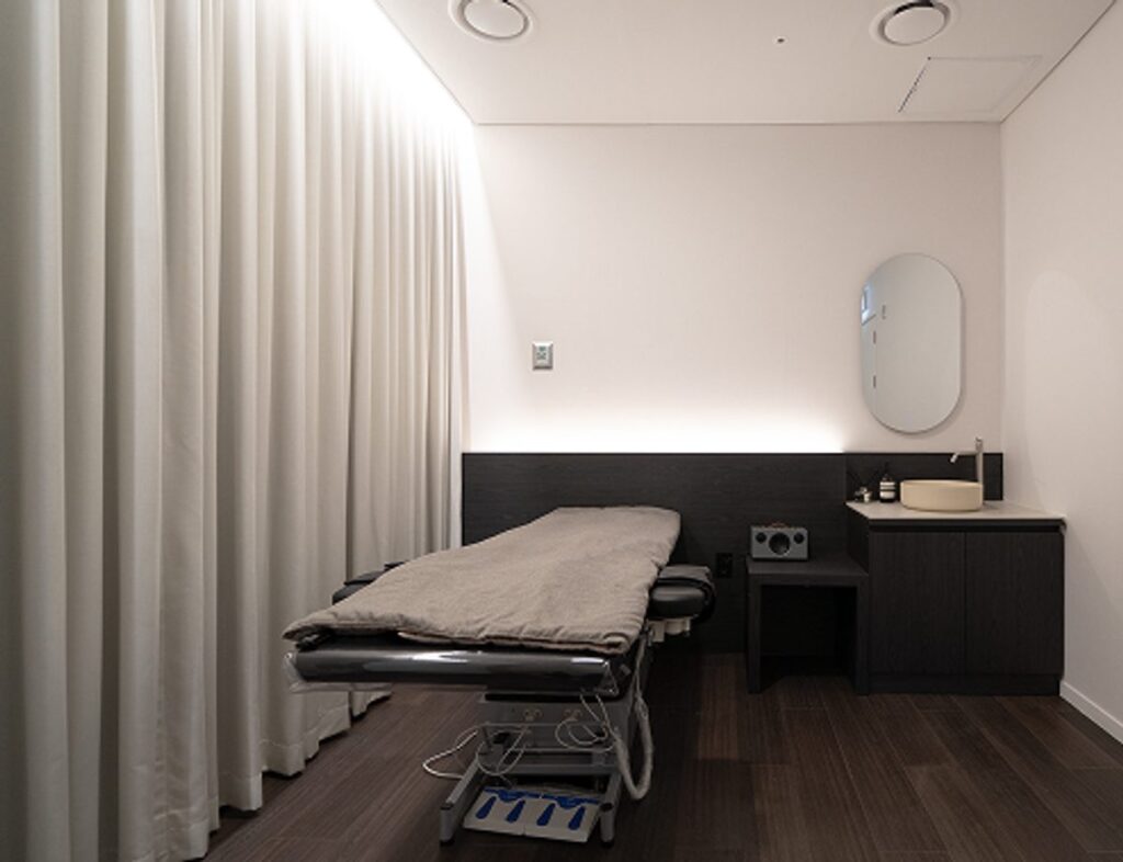 Treatment room at Gwang GLOW Dermatology, Cheongdam