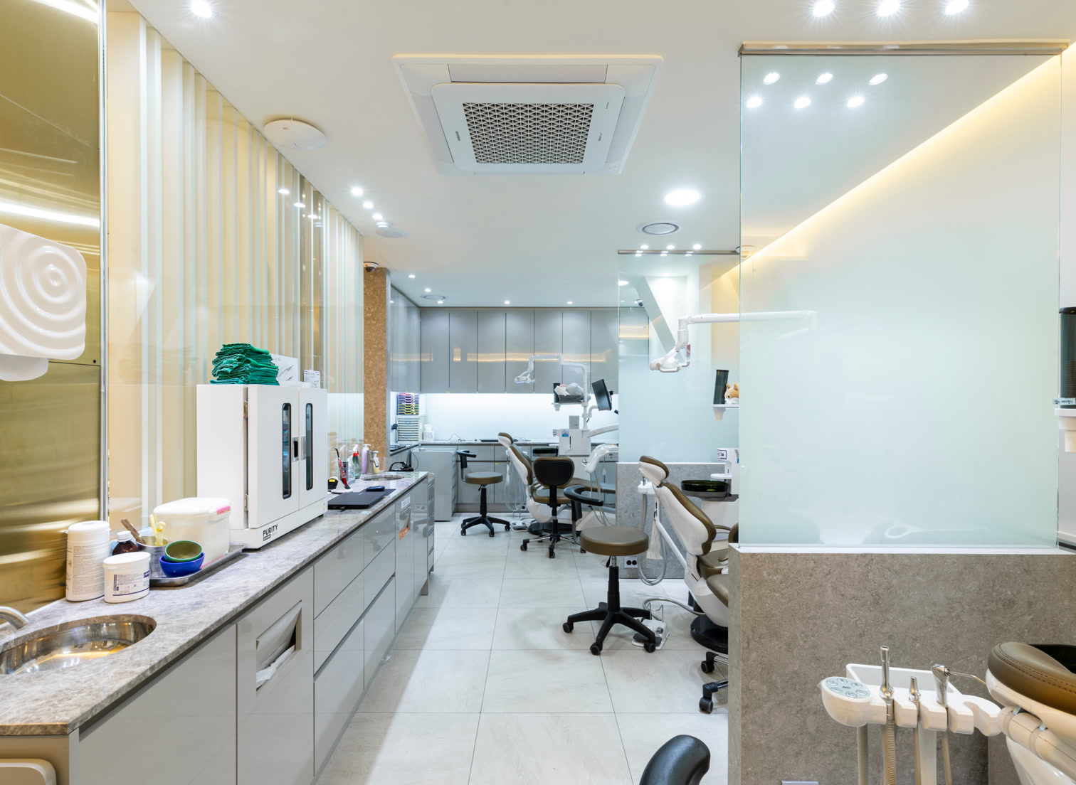 Clinical area at Seoul Top Dental Hospital
