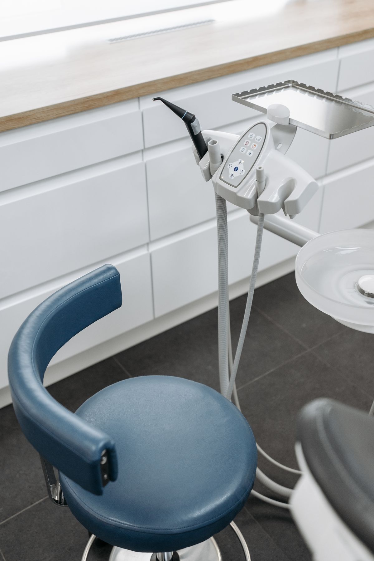 Dental treatment station in a clinic