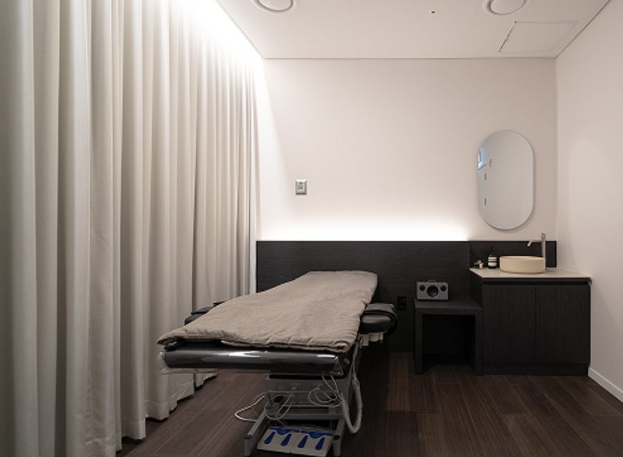 Treatment room at Gwang GLOW Dermatology, Cheongdam